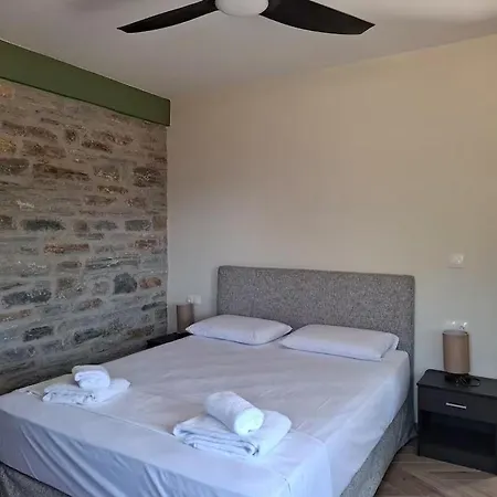 Bellevia Stone Pool * Kouvelles